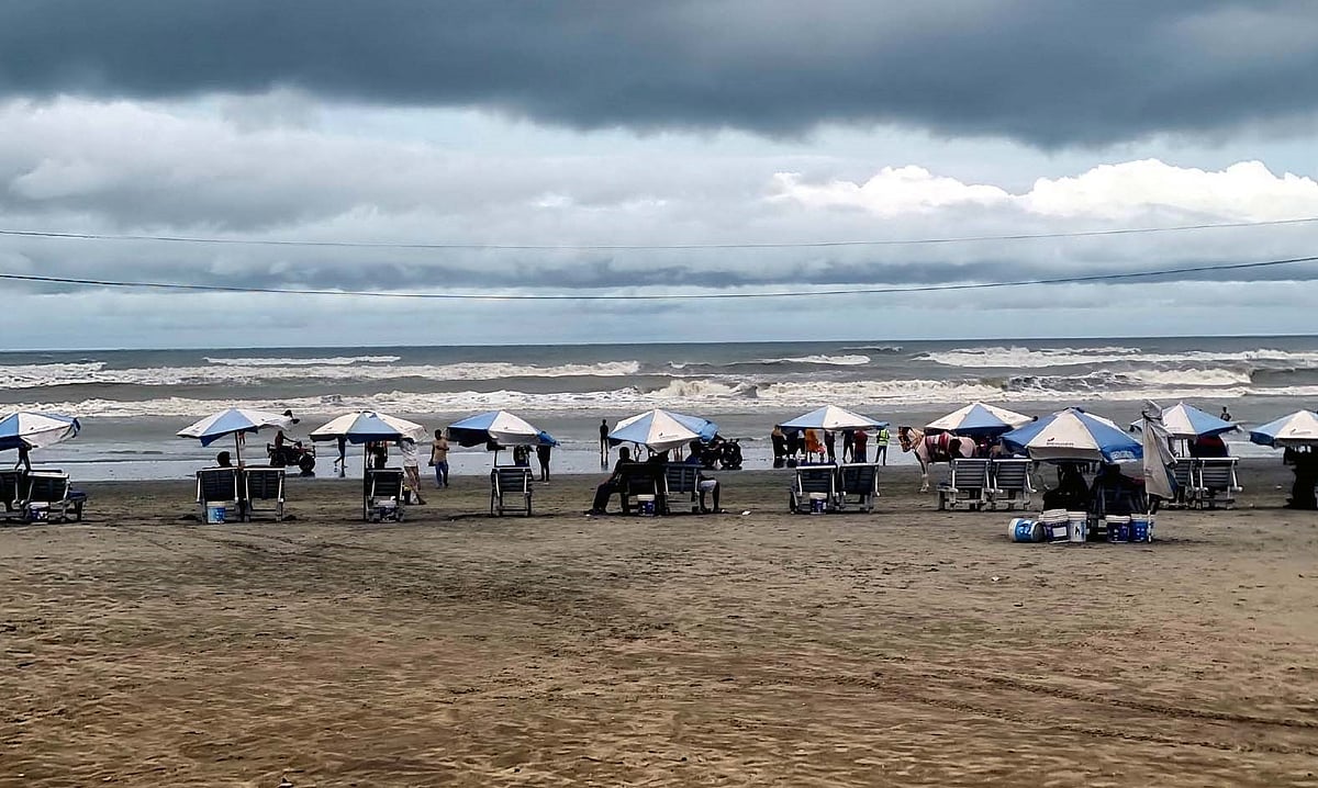গতকাল ছুটির দিন হলেও কক্সবাজার সৈকত ছিল ফাঁকা